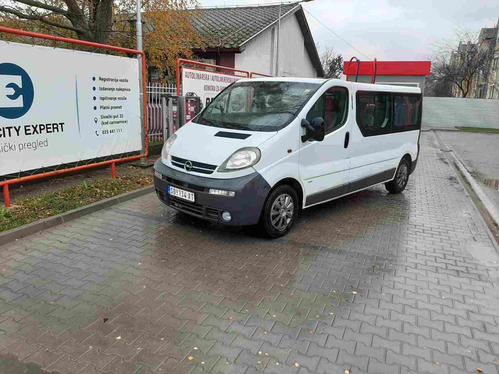 Beli kombi za prevoz putnika na parkingu