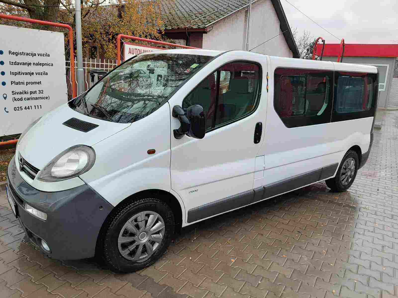 Beli kombi za prevoz putnika